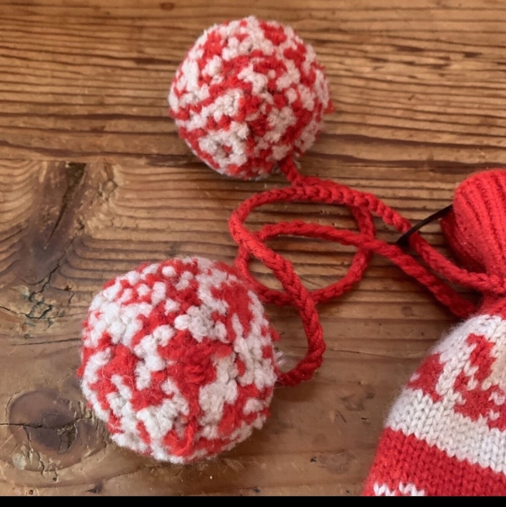 NWT Burberry Pompom Beanie - Picture 2 of 7
